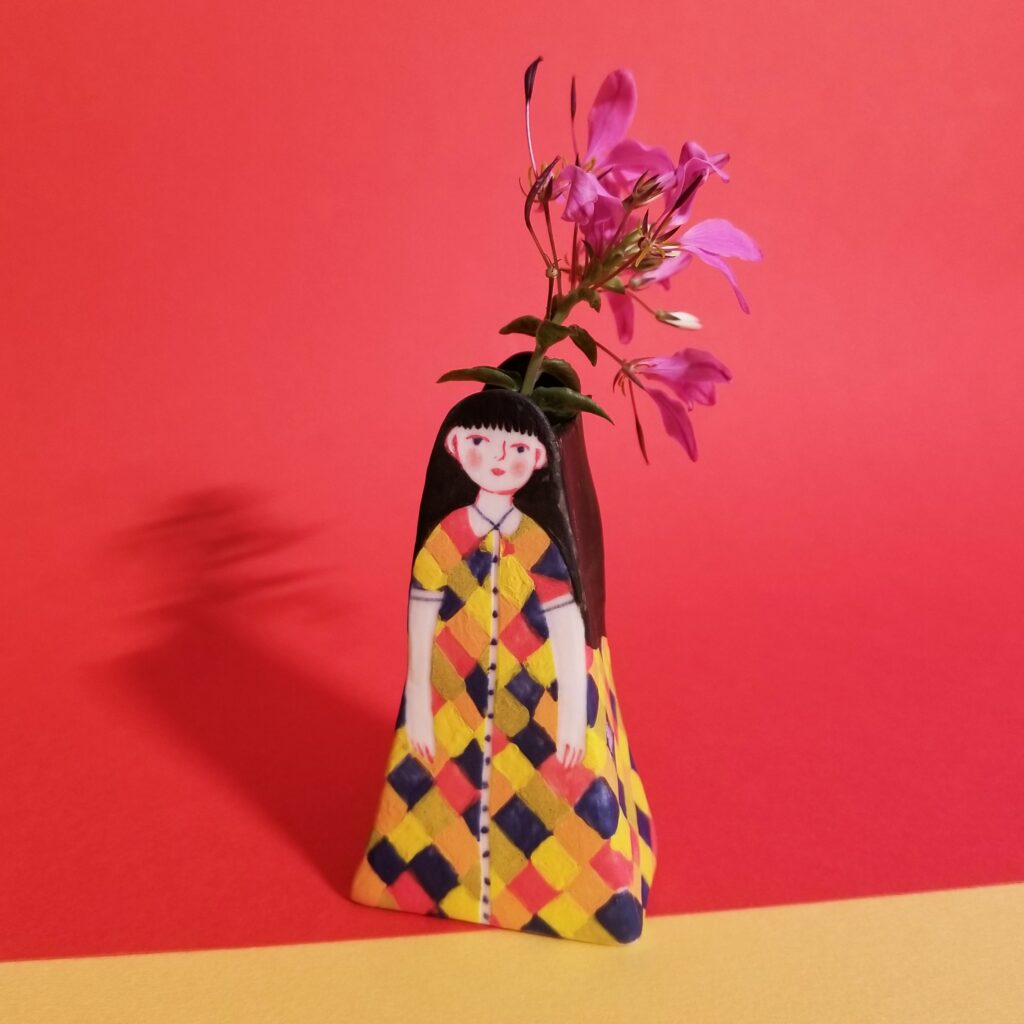 Vase illustré en céramique d'Adelle Zanotti , boutique l'Écrin rue Sainte-Madeleine à Strasbourg