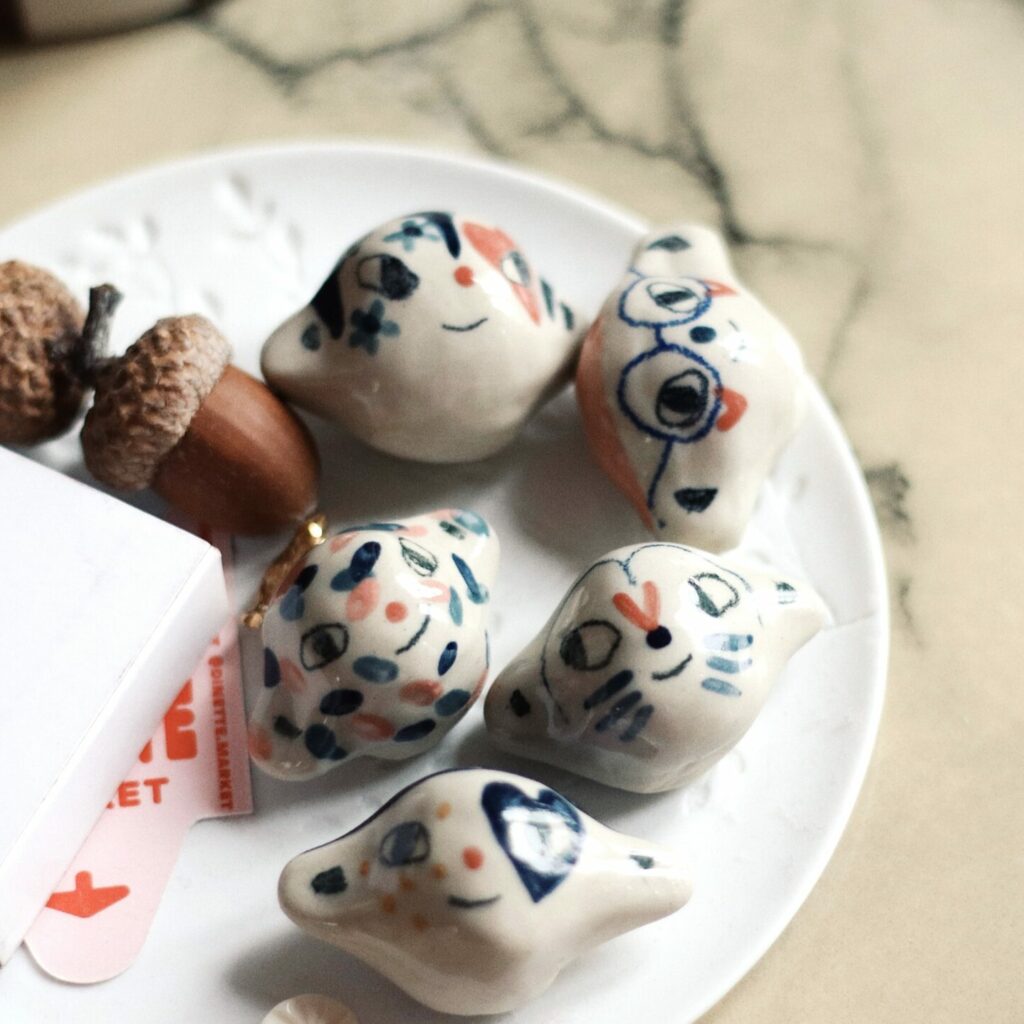 Grigris en céramique, amis de poche par deux fois deux mains, disponibles au Générateur à Strasbourg