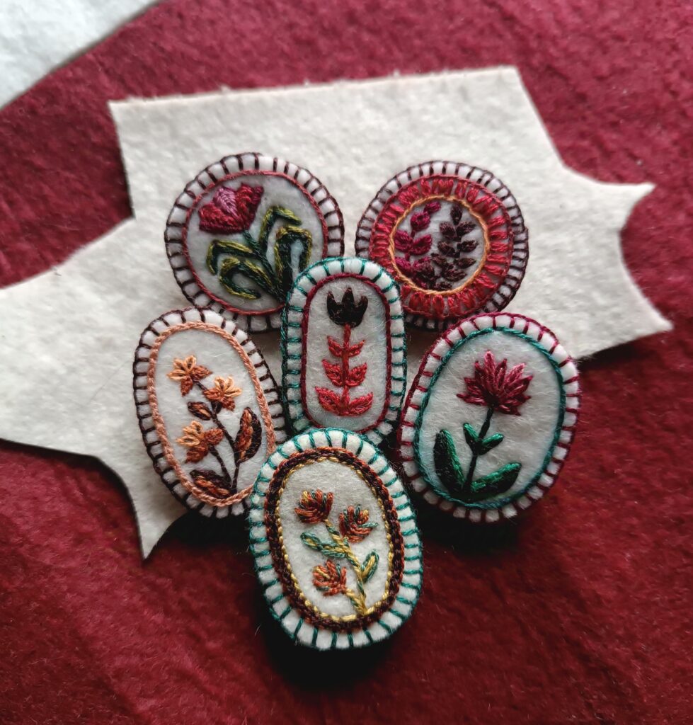 Broches fleurs brodées par Siam, à Strasbourg, boutique Le Générateur