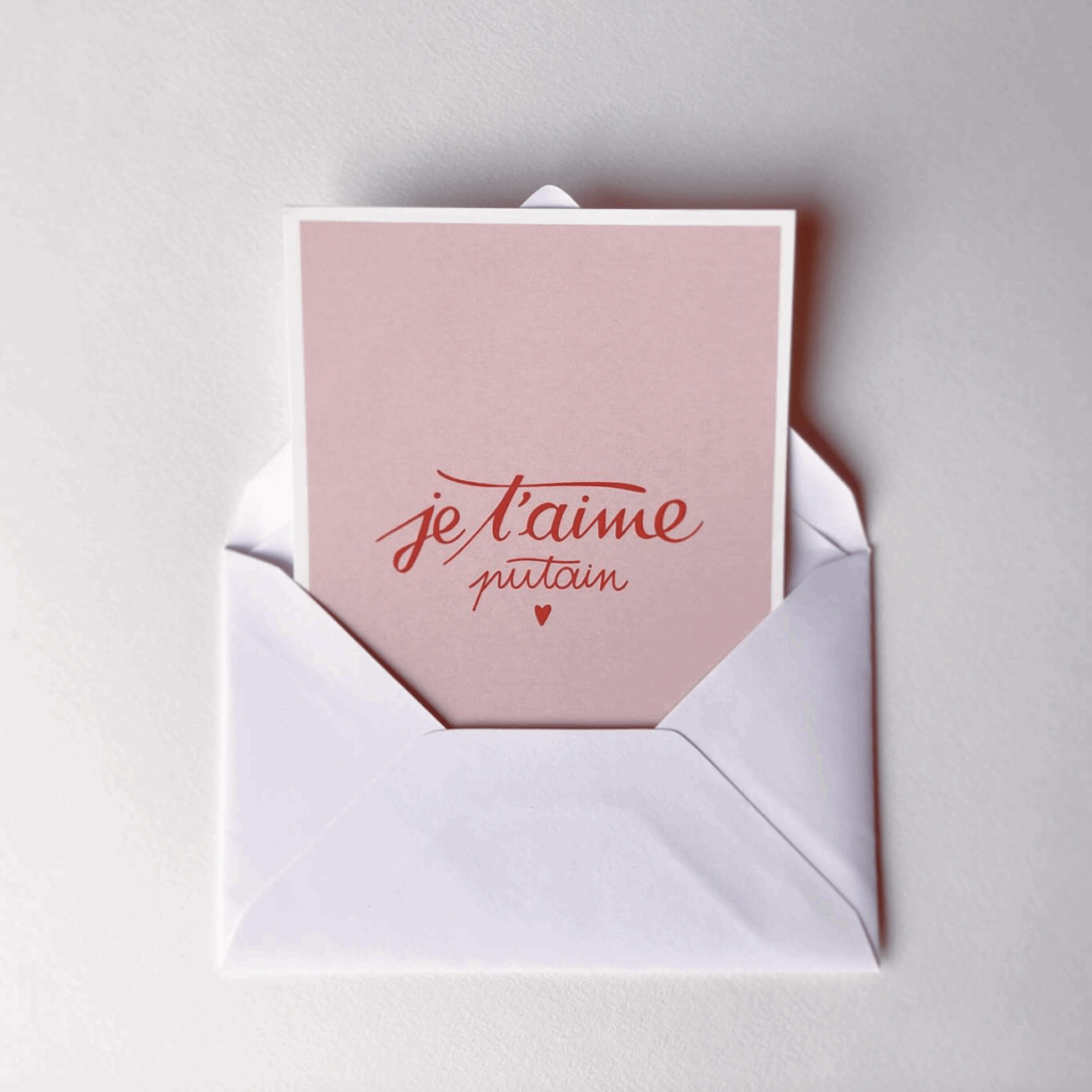 Carte je t'aime putain dans une enveloppe, de Maison Magique, disponible au Générateur à Strasbourg