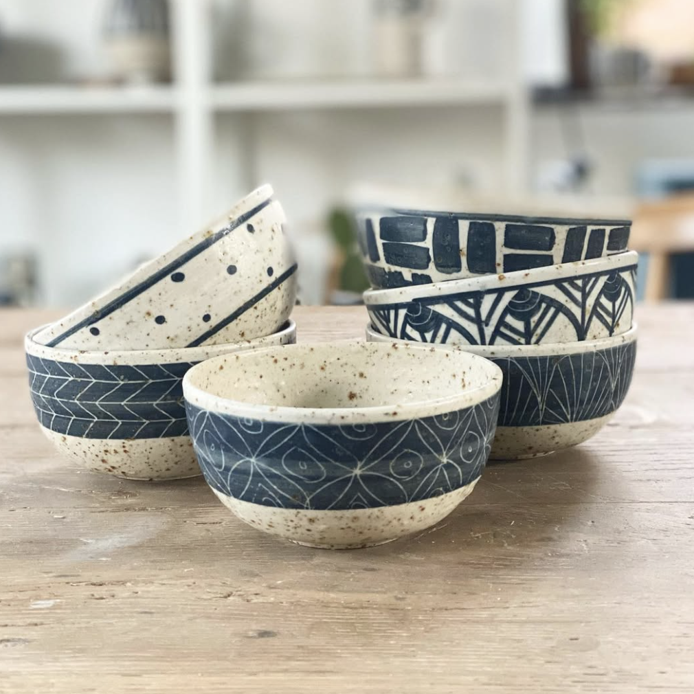 Bols bleu et blanc en céramique de Carole K, disponibles à la boutique de créateurs Le Générateur à Strasbourg