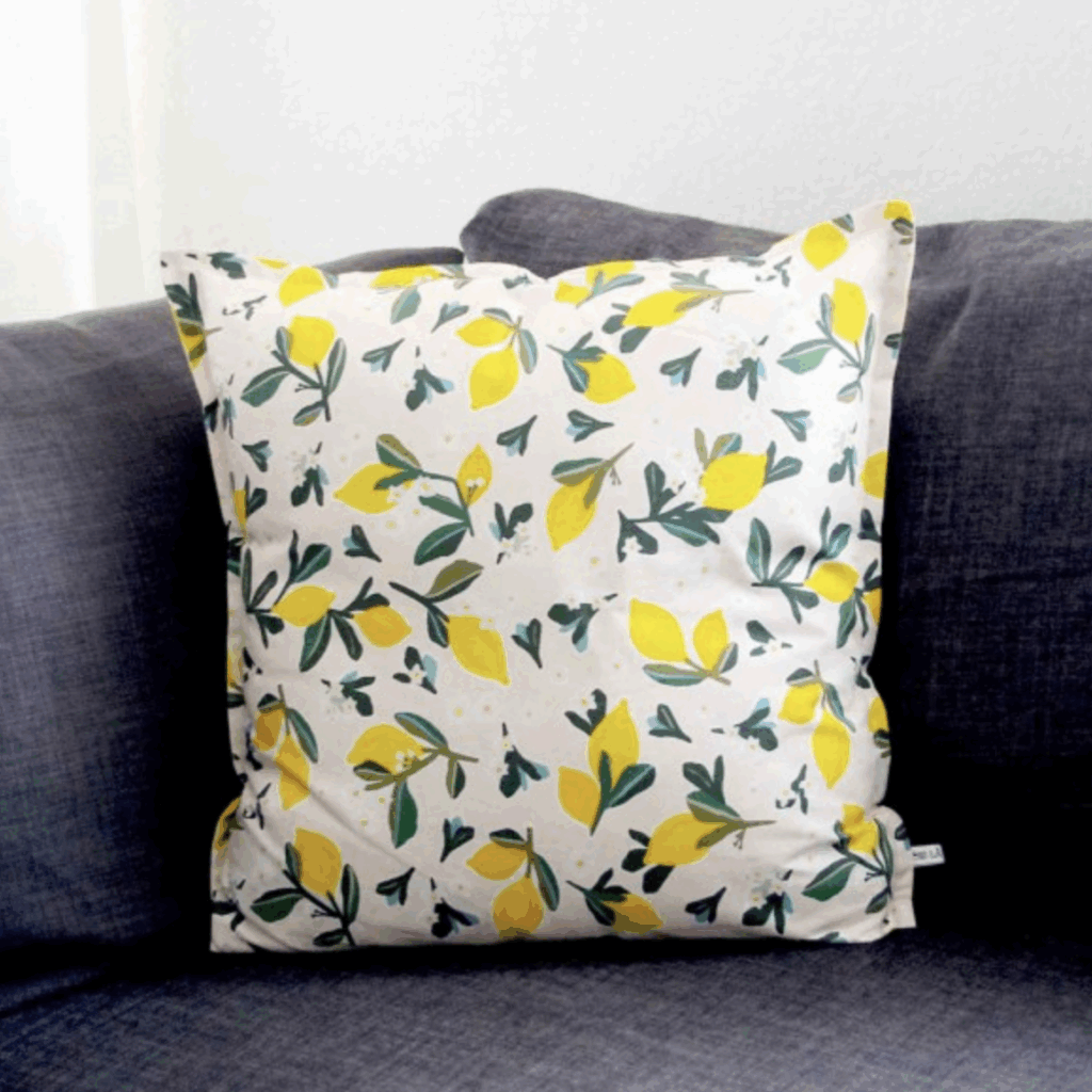 Coussin motifs citrons de Vois là disponibles dans le concept store Le Générateur à Strasbourg