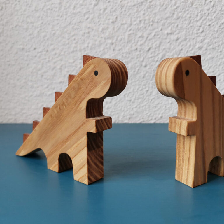 Dinosaure en bois de La courte échelle, disponibles dans la boutique de créateurs Le Générateur à Strasbourg