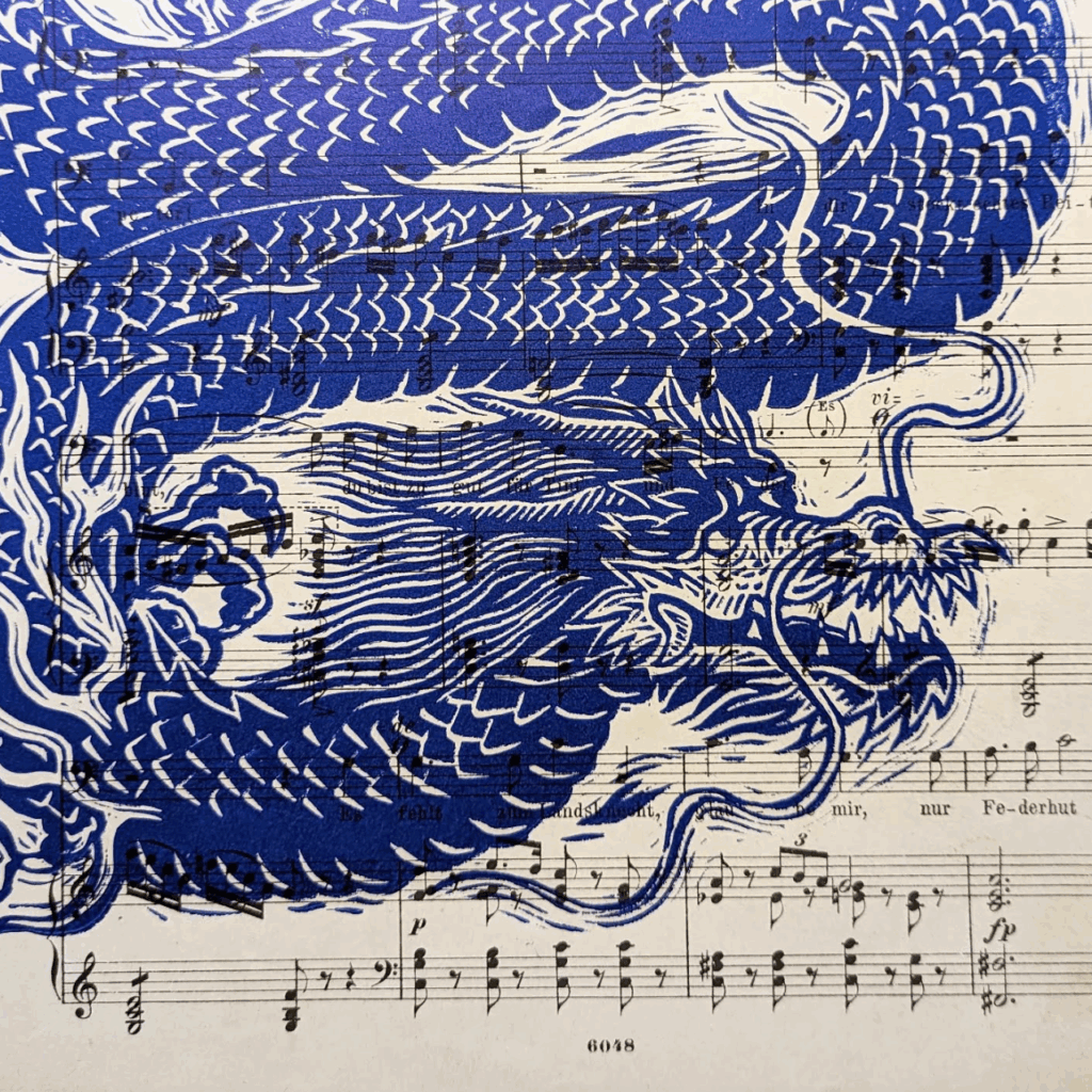 Gravure dragon sur partition de musique de Flore Cazalis disponible au Générateur à Strasbourg