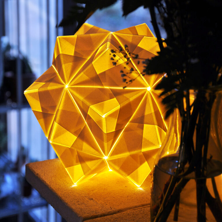 Lampe polyèdre en papier de Limyla, disponible au Générateur à Strasbourg