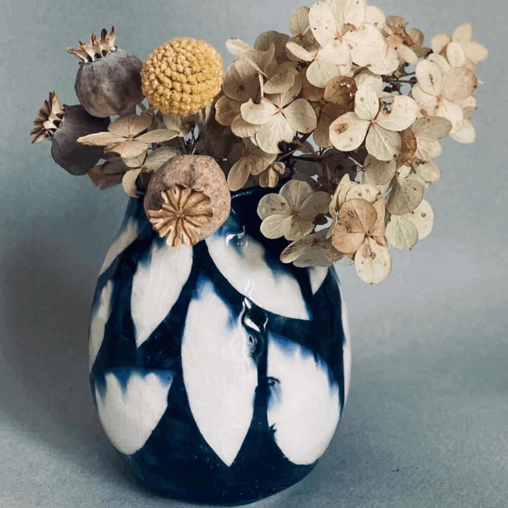 Vase bleu et blanc en céramique de Martha Stahlkopf disponible à Strasbourg dans la boutique de créateurs Le Générateur
