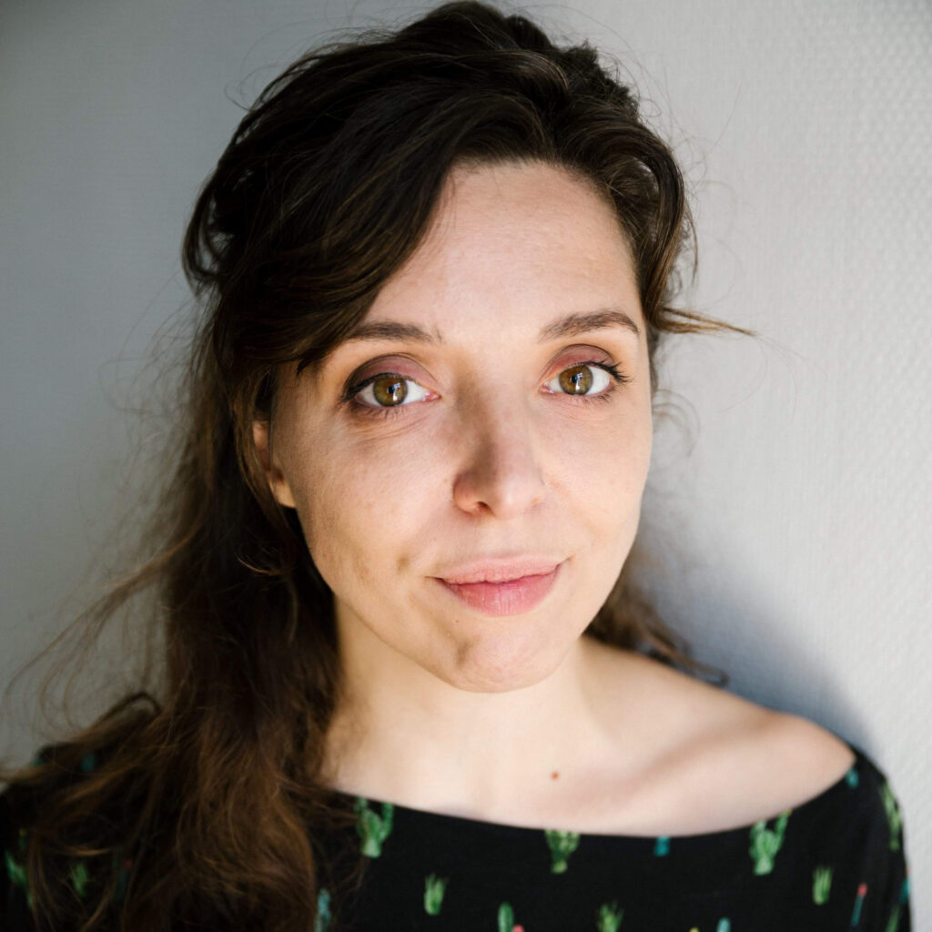 Portrait de Mélanie Vialaneix, illustratrice et bijoutière à Strasbourg