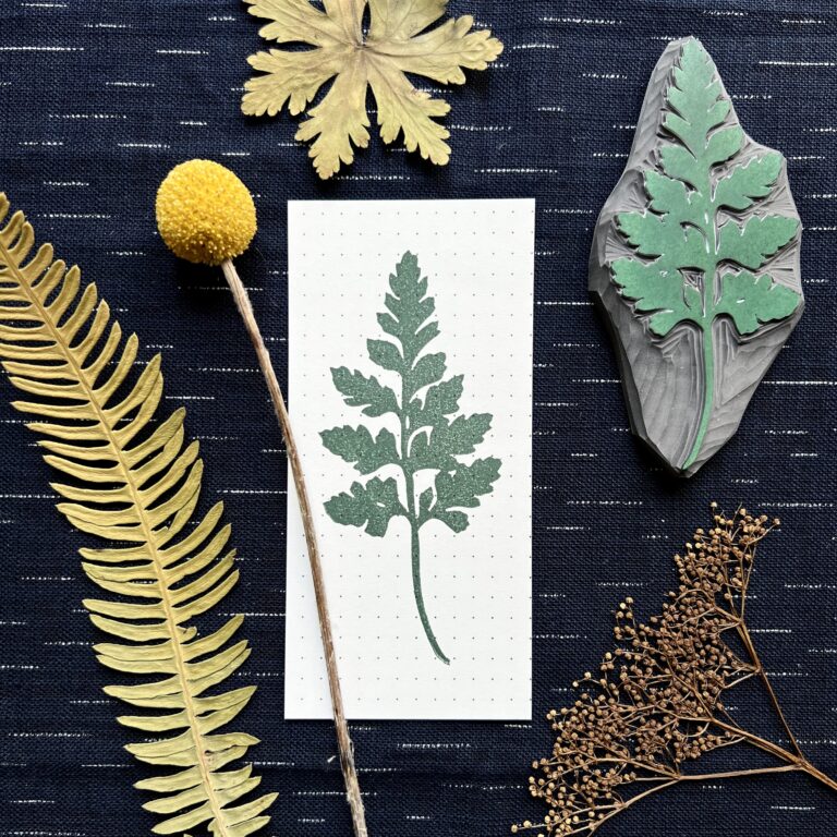 Tampon fougère gravé à la main par Nathalie Chapuy Le Héron Graveur, disponible dans la boutique de créateurs Le Générateur à Strasbourg