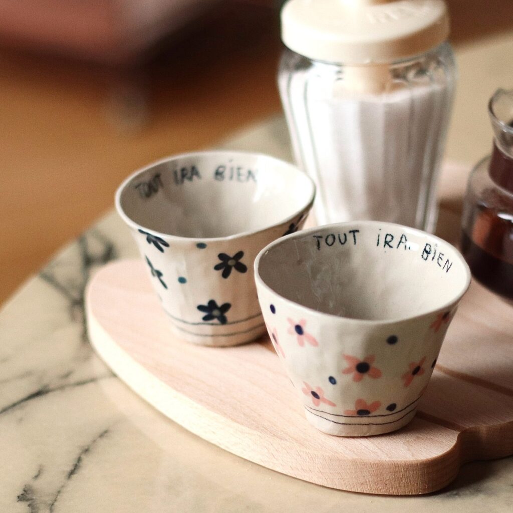 Tasses à messages tout ira bien en céramique créées par Deux fois deux mains et disponibles au Générateur