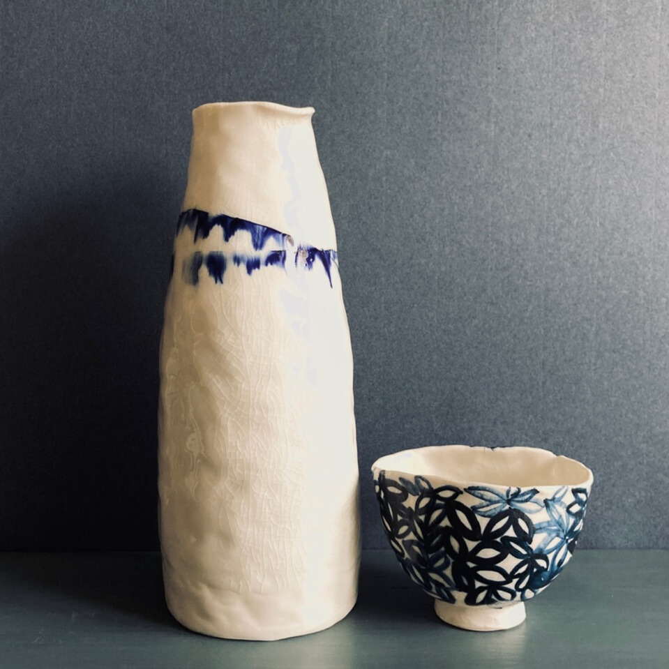 Vase et bol blanc et bleu en céramique de Martha Stahlkopf
