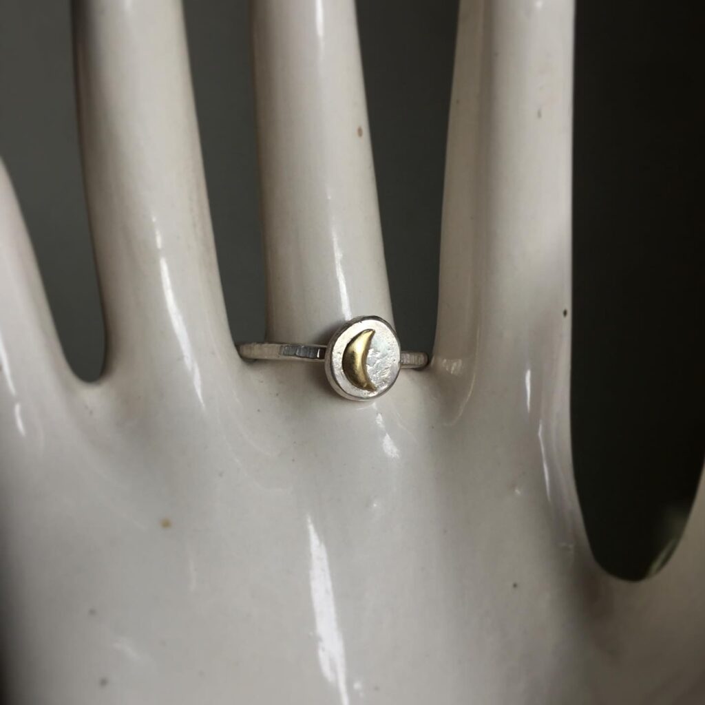 Bague en argent lune disponible à Strasbourg dans la boutique de créateurs l'Écrin, par Charlotte Olivia Picard