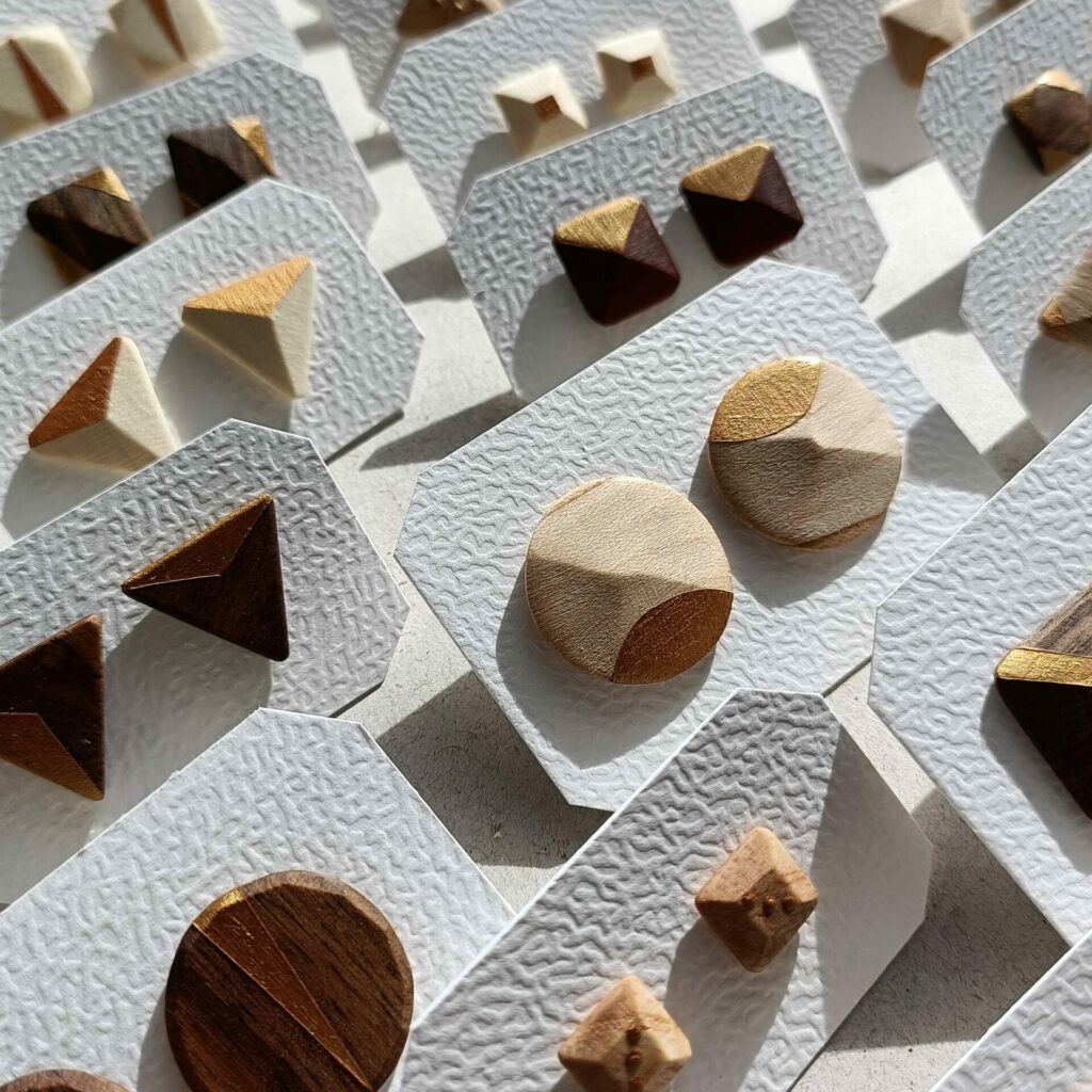 Bijoux en bois de Laure Prin disponible dans le concept store l'Ecrin à Strasbourg