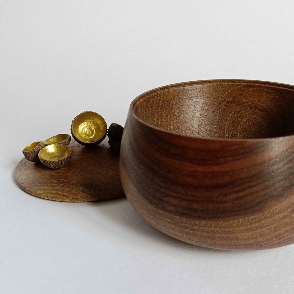 Boite en bois avec décoration glands sur le couvercle, réalisé par Laure Prin et disponible dans la boutique de créateurs l'Ecrin à Strasbourg