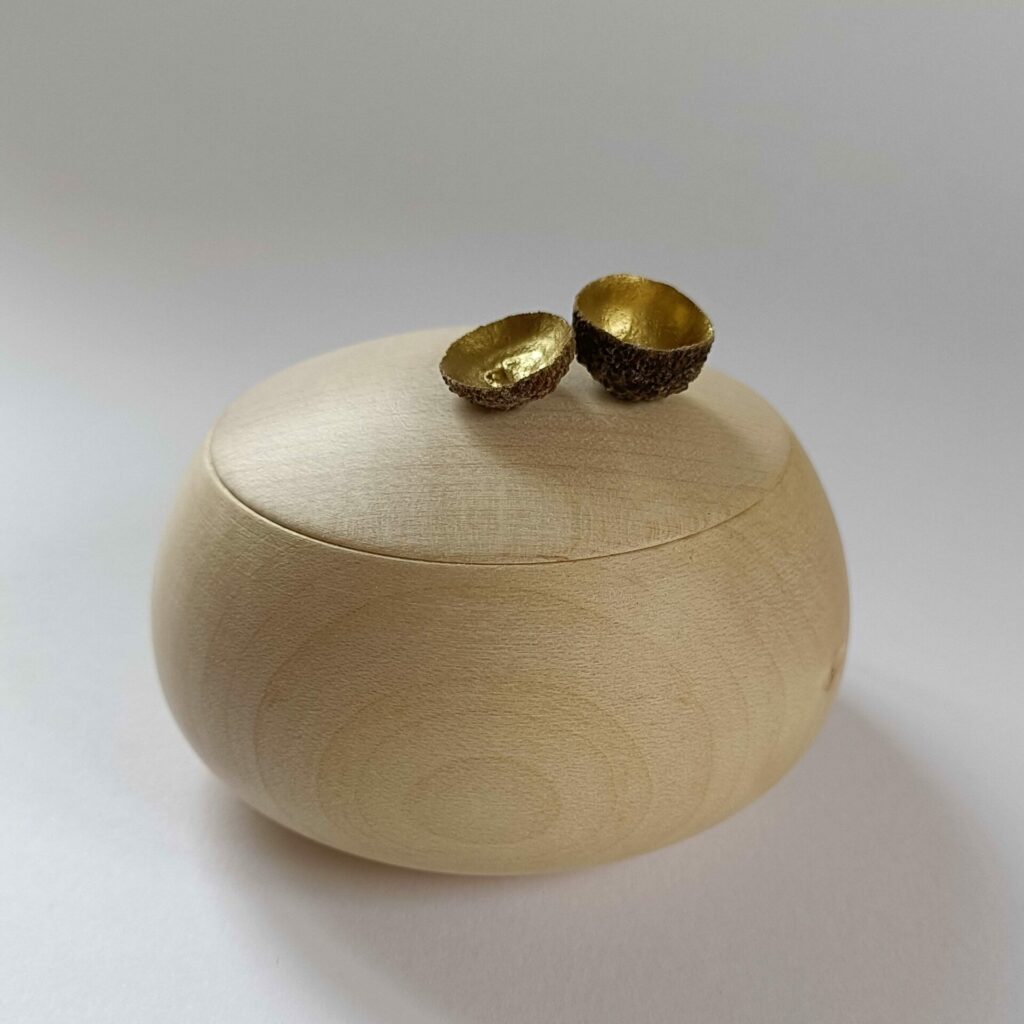 Boite en bois tournée par Laure Prin disponible à Strasbourg dans la boutique de créateurs l'Ecrin