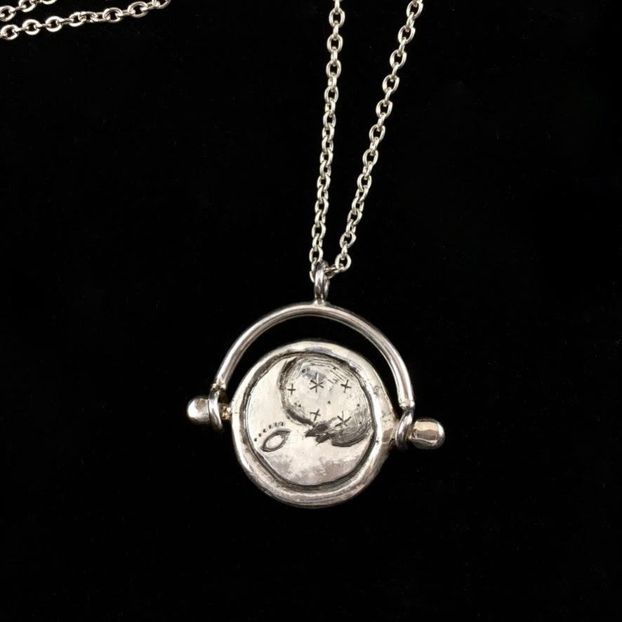 Collier lune en argent de Charlotte Olivia Picard disponible dans la boutique de créateurs L'Écrin à Strasbourg