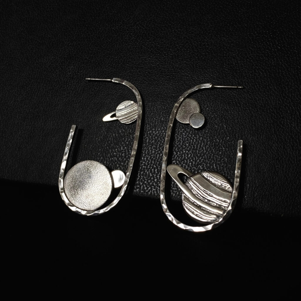 Grandes boucles d'oreilles en argent planètes de Charlotte Olivia Picard, créations disponibles à l'Écrin à Strasbourg