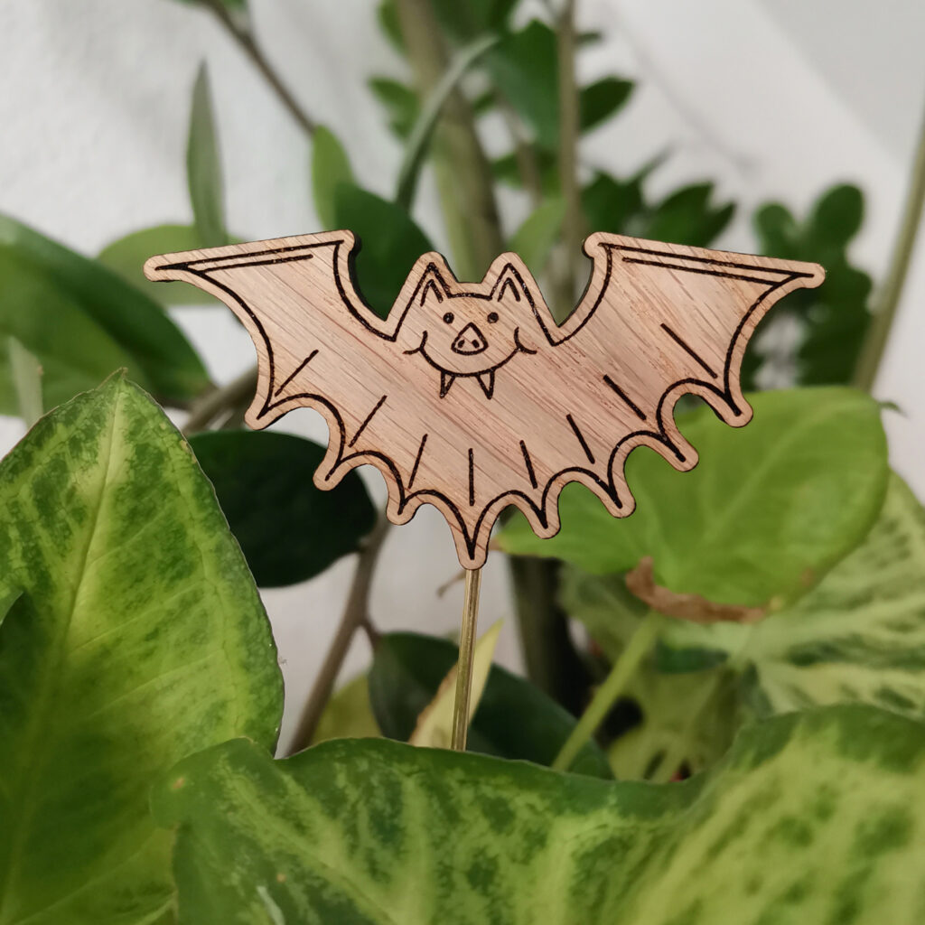 Tuteur pour plantes motif chauve-souris en bois, par Orian de La courte échelle