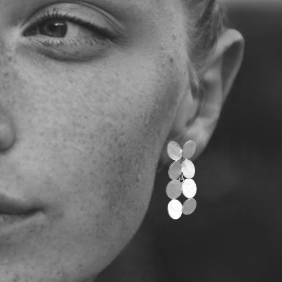 Boucles d'oreilles confettis réalisées par Yvanne Laurent, boutique l'Écrin à Strasbourg