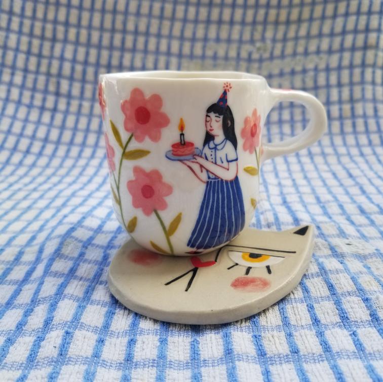 Adelle Zanotti tasse et sous-tasse illustrées en céramique disponibles dans la boutique de créateurs L'Écrin