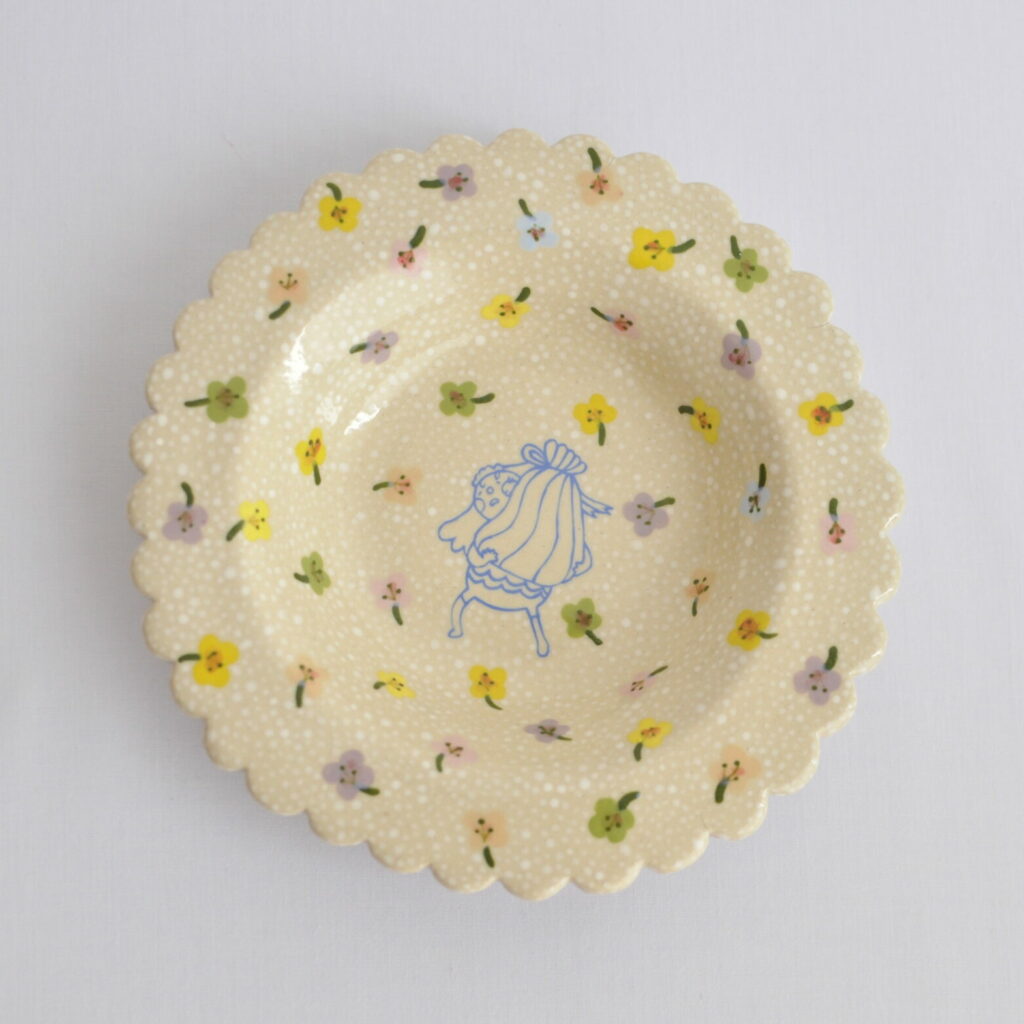 Assiette en céramique illustrée de Nayanaï, boutique l'Écrin à Strasbourg