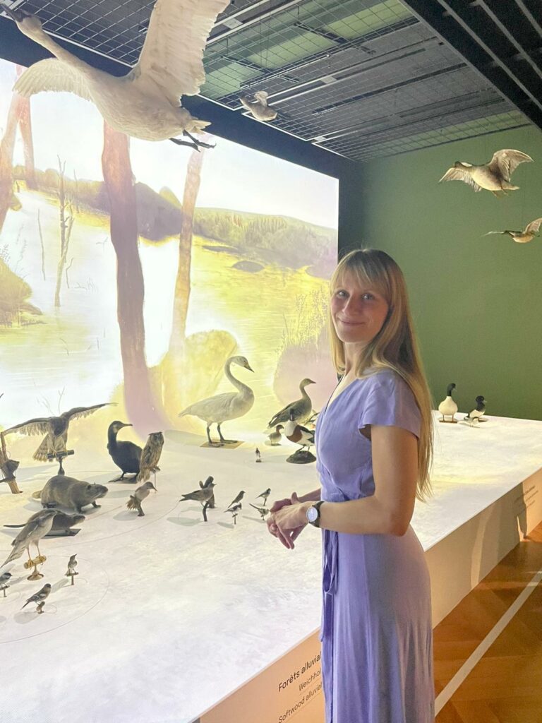 Valérie Etterlen aquarelliste strasbourgeoise au Musée zoologique de Strasbourg, devant la fresque
