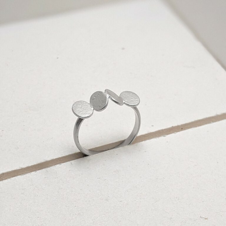 Strasbourg, bague d'Yvanne Laurent dans la boutique de créateurs l'Écrin
