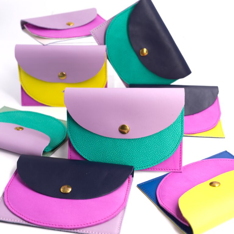 Porte-monnaie en cuir coloré de Atelier Grand Paradis disponible au Générateur à Strasbourg