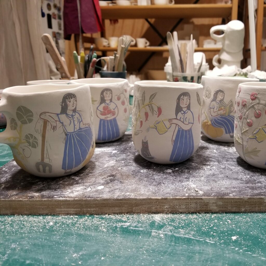 Tasses en céramique dans l'atelier d'Adelle Zanotti