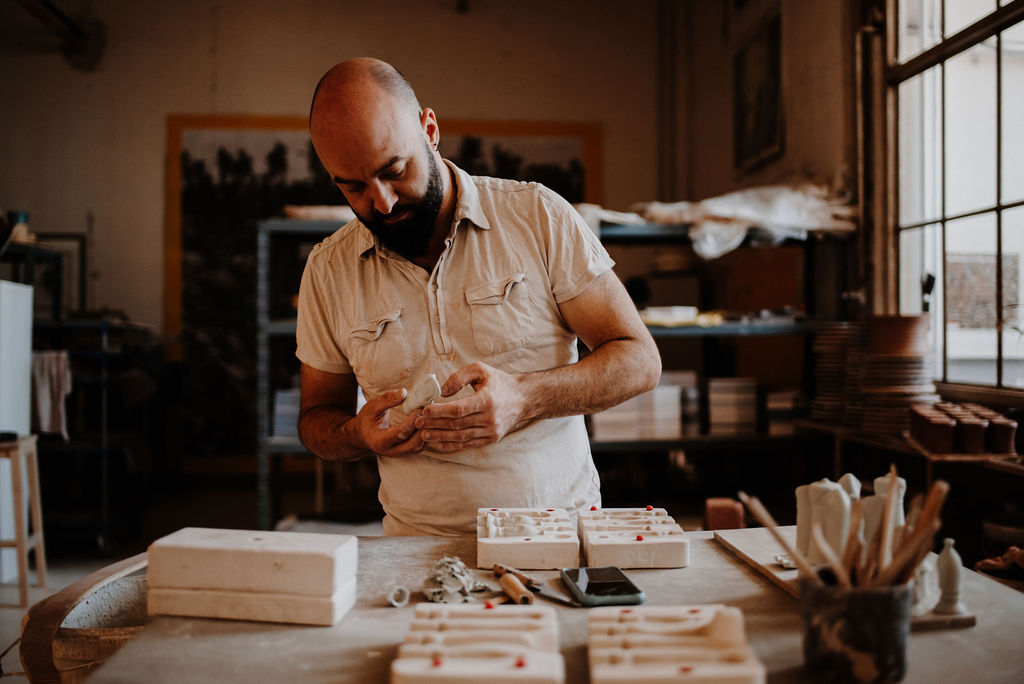 Le céramiste Giom Von Birgitta dans son atelier