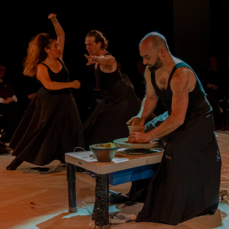 Lire la suite à propos de l’article Giom Von Birgitta : de l&rsquo;atelier à la scène, un céramiste qui ose