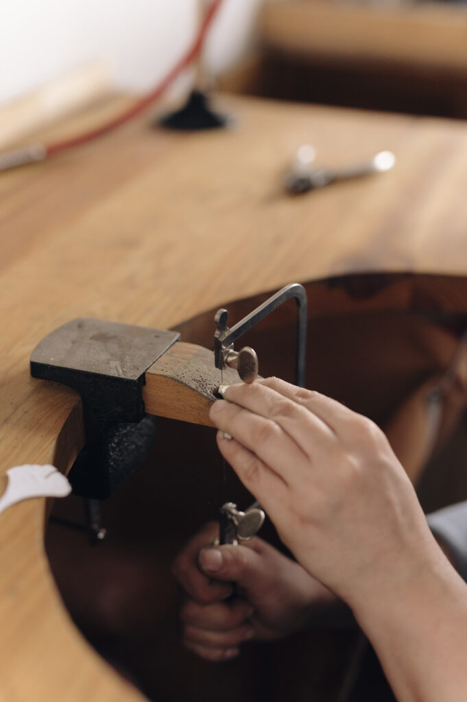 Amabilis Atelier, Claire en train de fabriquer des bijoux