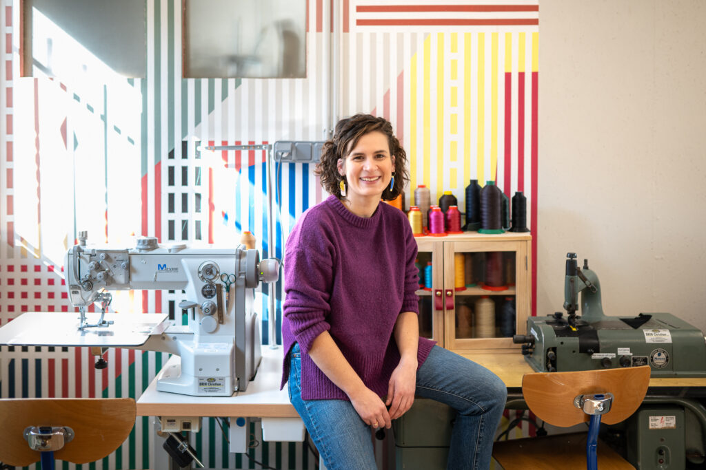 Maéva Briwa dans son atelier de maroquinerie artisanale à Strasbourg