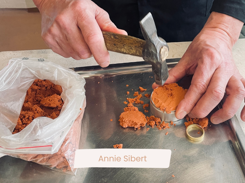Dans l'atelier d'Annie Sibert, atelier créatif création de bijou, argent ou laiton