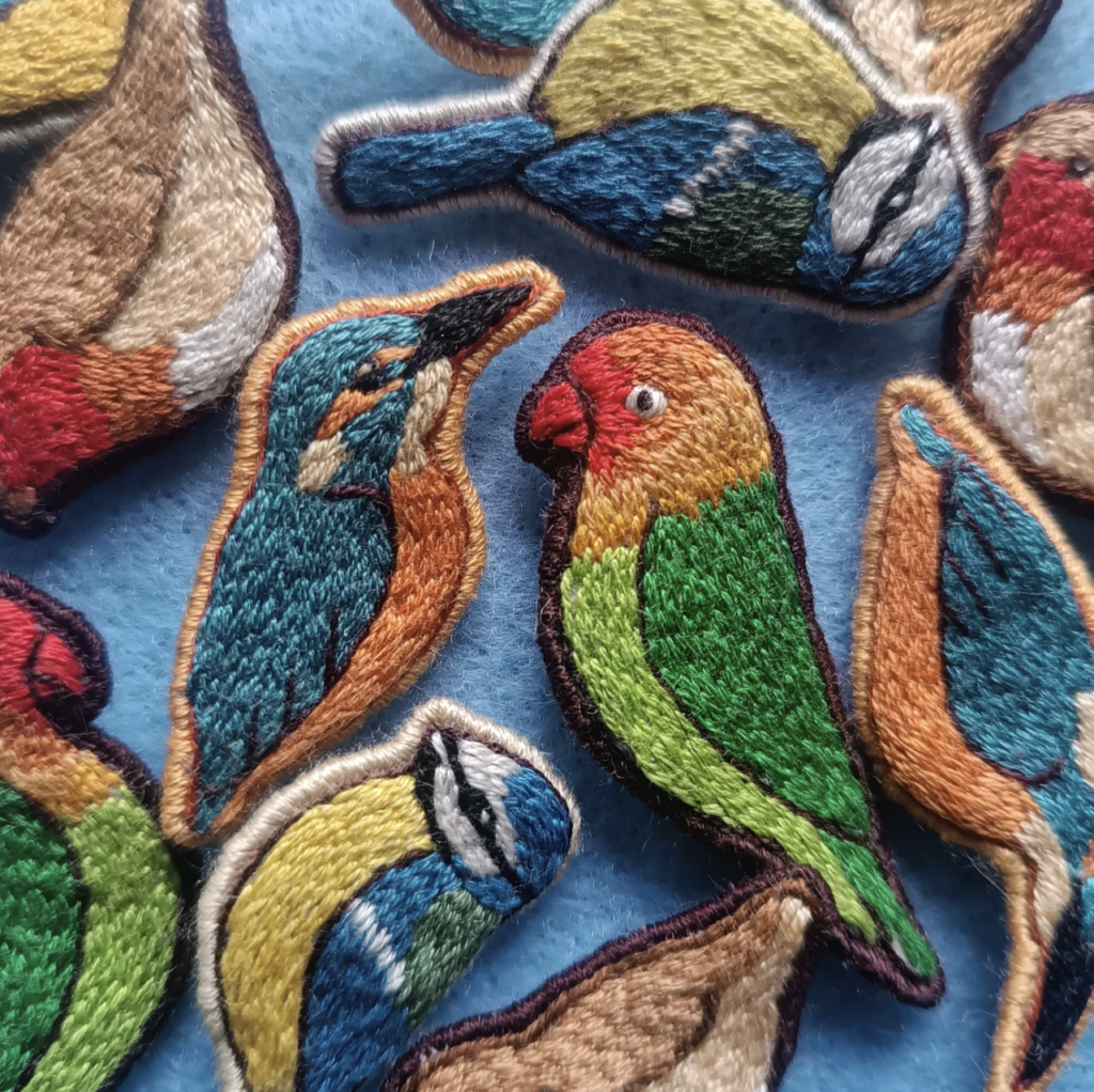 Broches oiseaux brodées à la main, martin pêcheur, mésange et perroquet