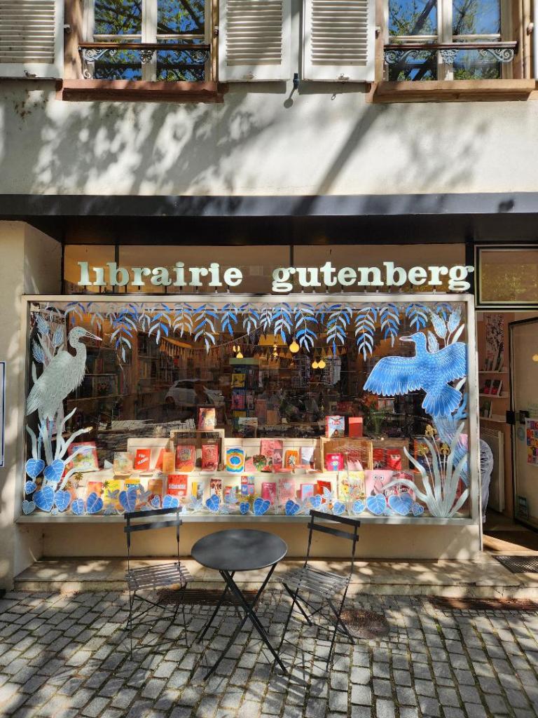 Librairie Gutenberg, vitrine décorée par Céline Clément