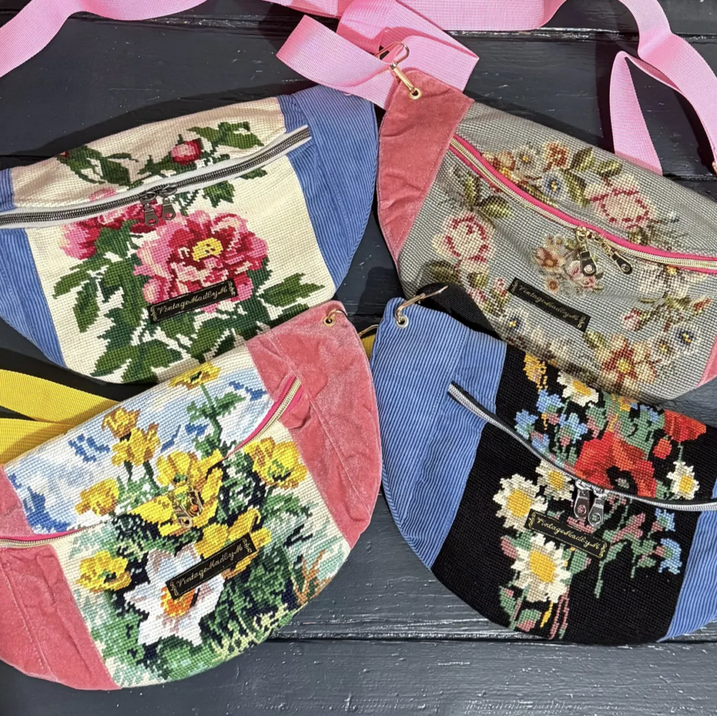 Sacs bananes brodés à la main par Vintagemadbym