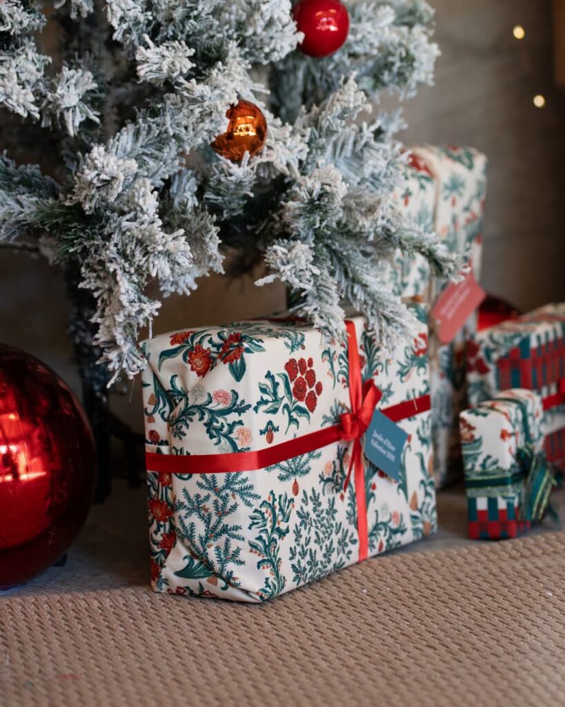Cadeau emballé avec l'étoffe de Noël de Mulhouse 2026, création Vois là