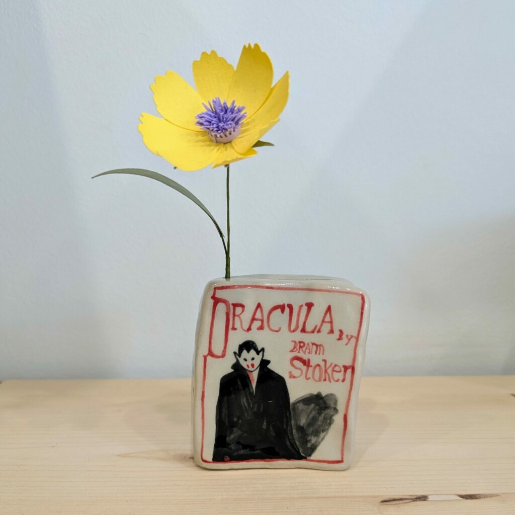 Céramique livre Dracula et fleur en papier Deux fois deux mains et Limyla