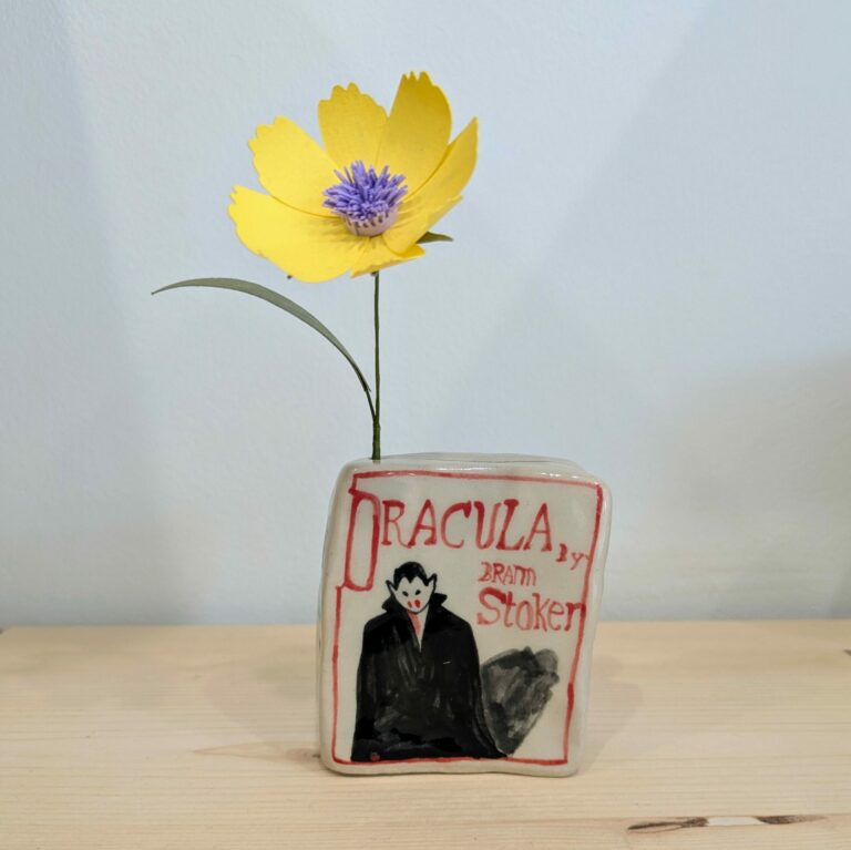 Céramique livre Dracula et fleur en papier Deux fois deux mains et Limyla