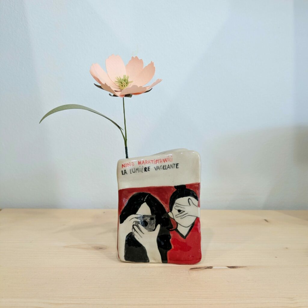 Livre La lumière vacillante en céramique Deux fois deux mains et fleur en papier Limyla