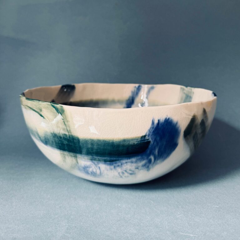 Grand saladier en porcelaine de Martha Stahlkopf, engobes bleu et vert